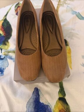 Trotters Women's Tan Herringbone Ballet Flats